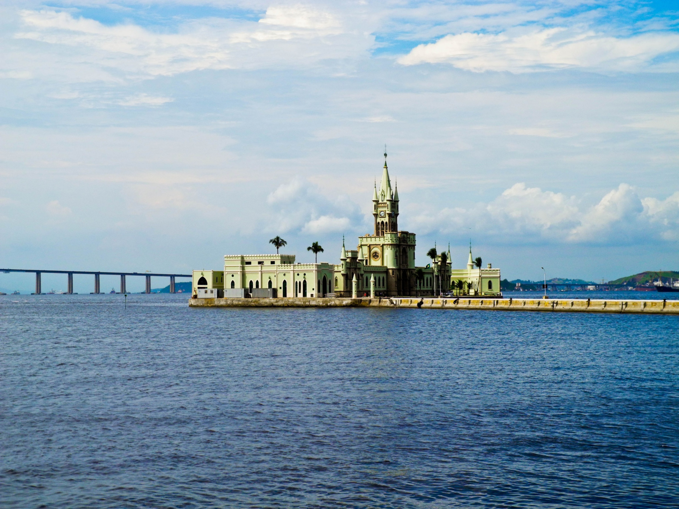 Илха-Фискал (Ilha Fiscal) – небольшой остров в заливе Гуанабара – фотографии Бразилии