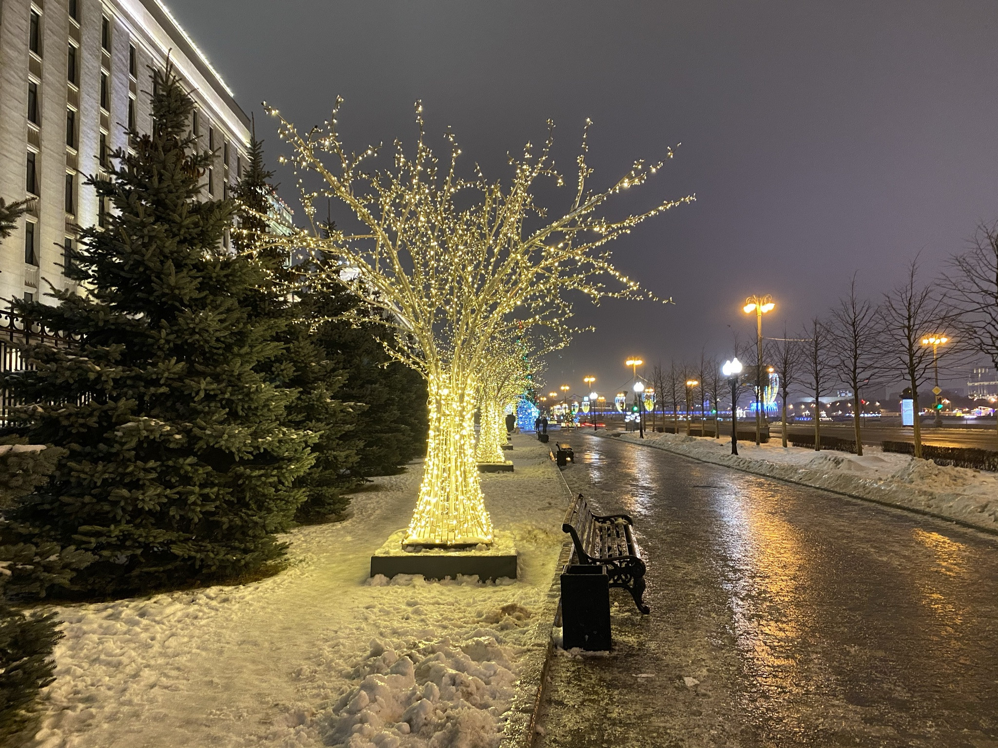 Аллея возле здания Минобороны в Москве – фотографии России