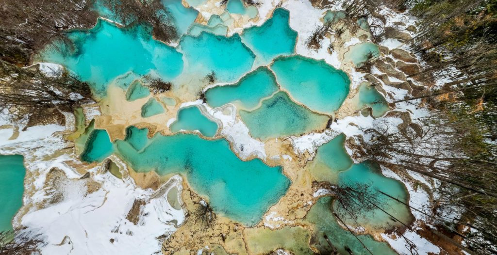 Травертиновые террасы долины Хуанлун в провинции Сычуань, Китай – фотографии Китая