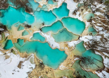 Травертиновые террасы долины Хуанлун в провинции Сычуань, Китай – фотографии Китая