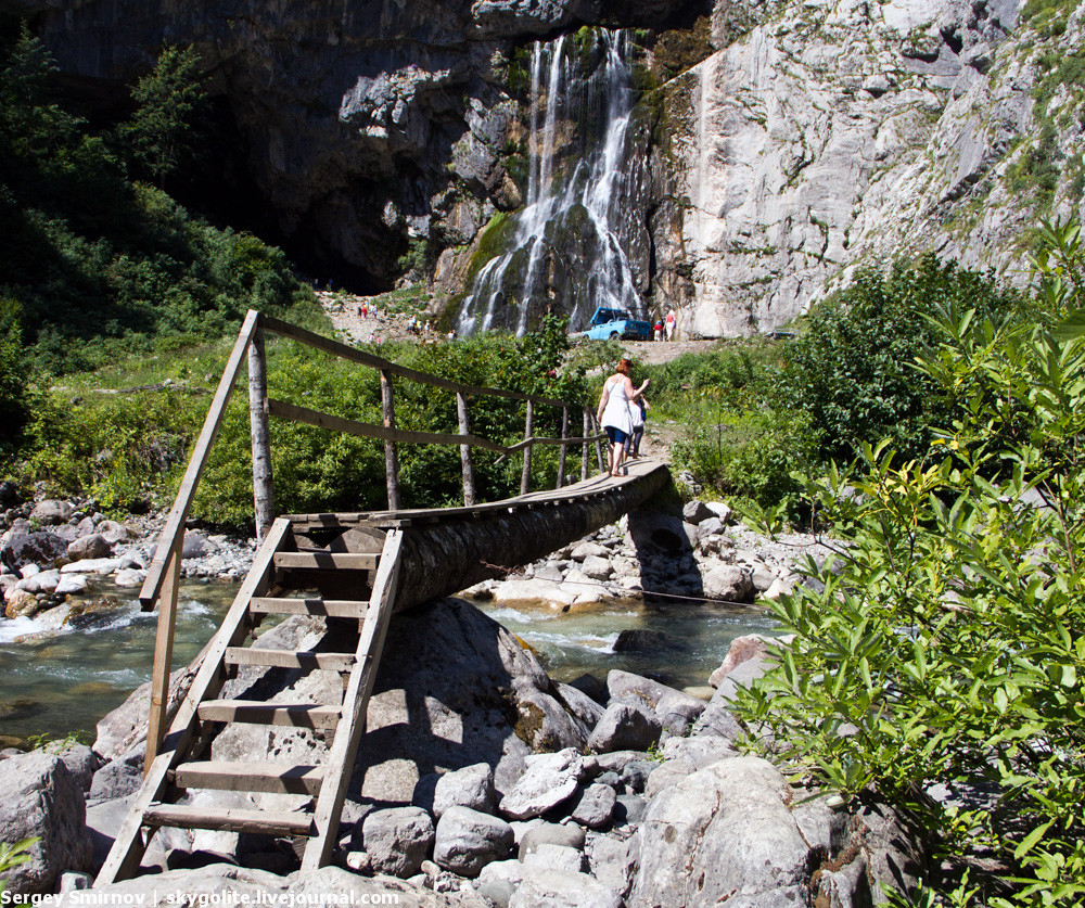 Деревянный мостик к водопаду. Озеро Рица – фотографии Абхазии