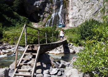 Деревянный мостик к водопаду. Озеро Рица – фотографии Абхазии