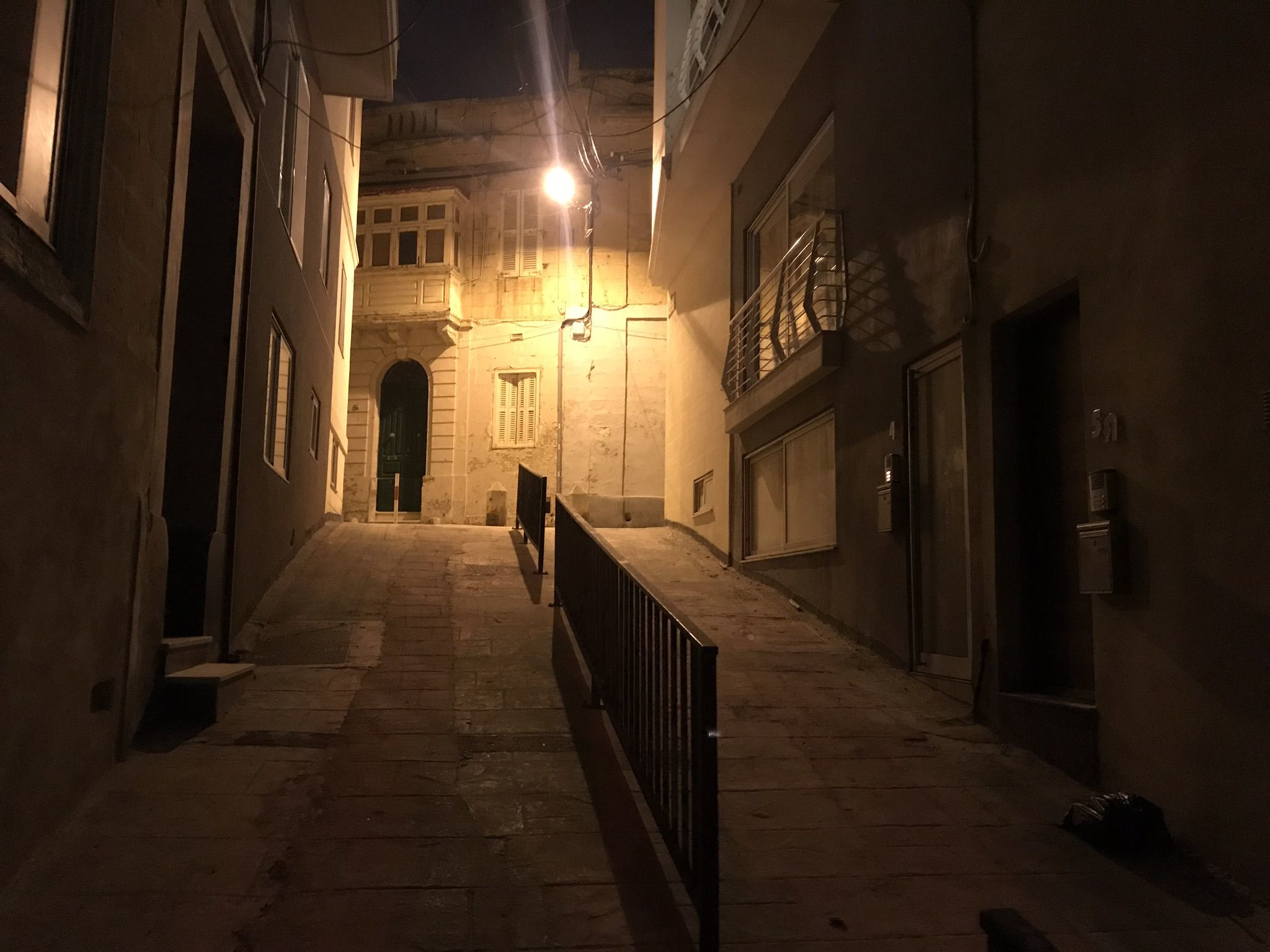 Ночные улочки в Сент-Джулианс, остров Мальта – фотографии Мальты