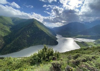 Шикарные горы у Зарамагского водохранилища – фотографии России