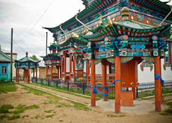 Сейчас сотни паломников Иволгинского буддийского дацана съезжаются сюда,чтобы прикоснуться к Учителю – фотографии России