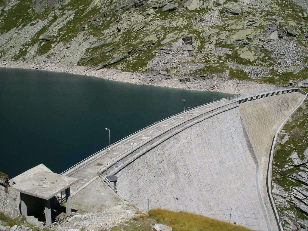 Дамба «Diga del Cingino» в Италии – фотографии Италии