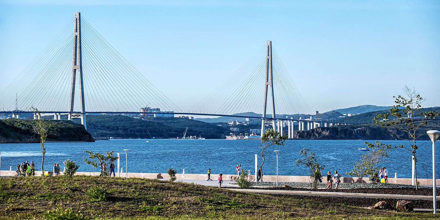 Своё название Золотой мост получил, так как соединял два городских берега через бухту Золотой Рог – фотографии России