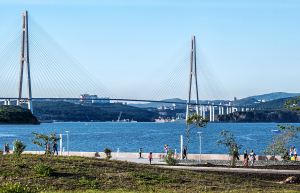 Своё название Золотой мост получил, так как соединял два городских берега через бухту Золотой Рог – фотографии России