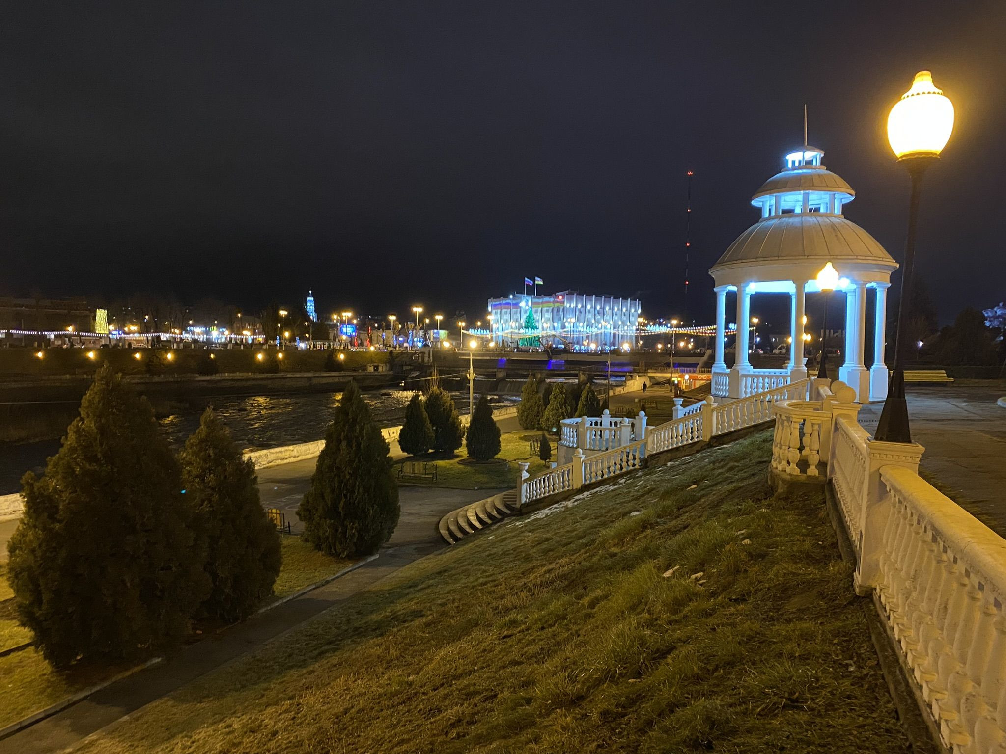 Набережная в районе Чугунного моста во Владикавказе – фотографии России