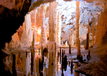 Потрясающие пещеры Фрасасси в итальянском регионе Марке – фотографии Италии