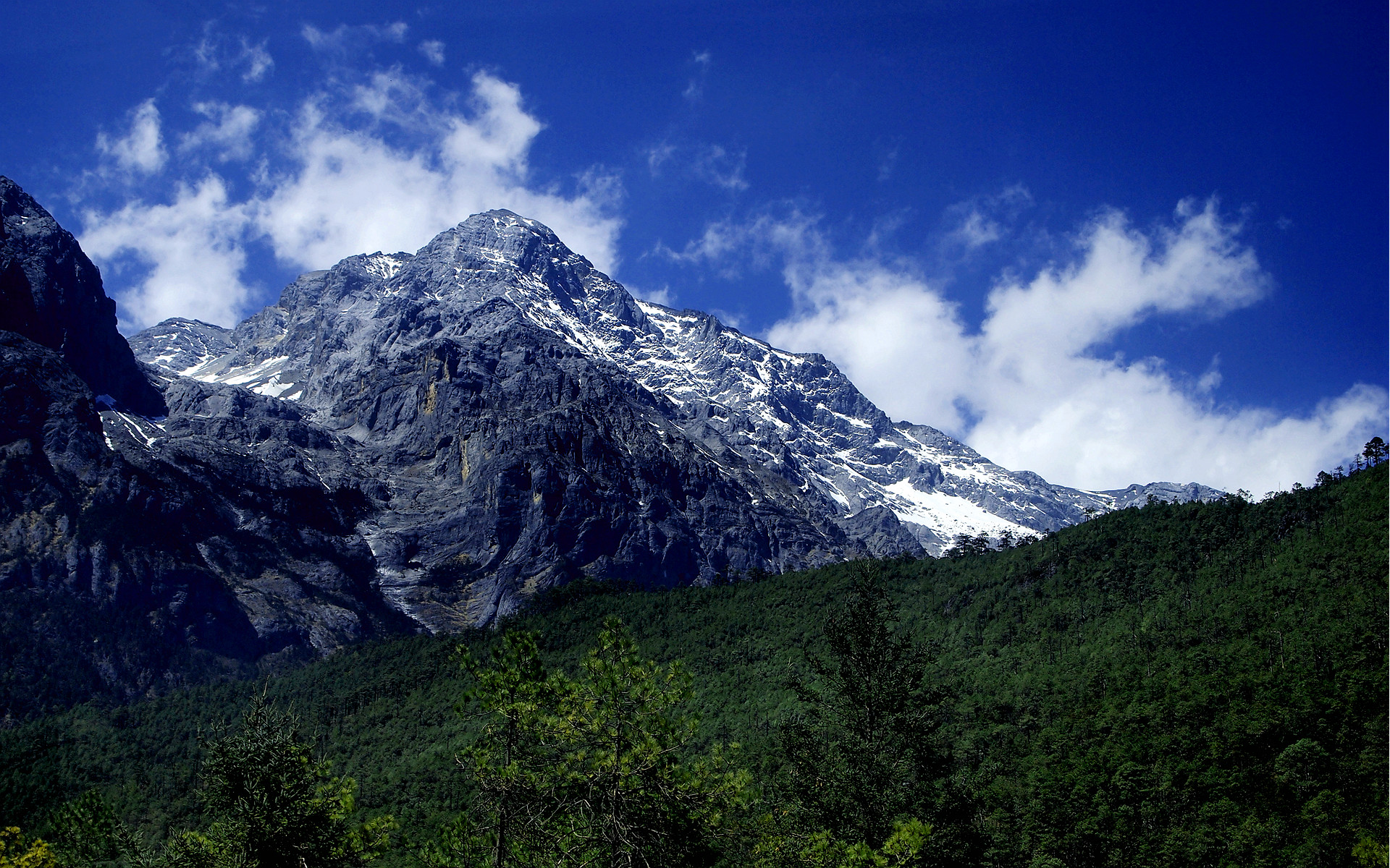 Вершина Снежной Горы Нефритового Дракона в Долине Голубой Луны – фотографии Китая