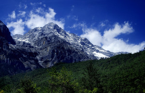 Вершина Снежной Горы Нефритового Дракона в Долине Голубой Луны – фотографии Китая