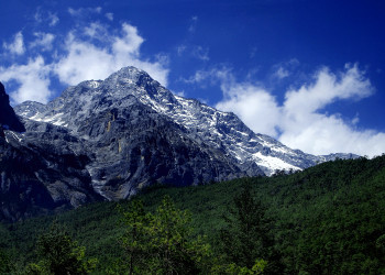 Вершина Снежной Горы Нефритового Дракона в Долине Голубой Луны – фотографии Китая