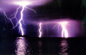 Молнии Кататумбо близ озера Маракайбо в Венесуэле – фотографии Венесуэлы