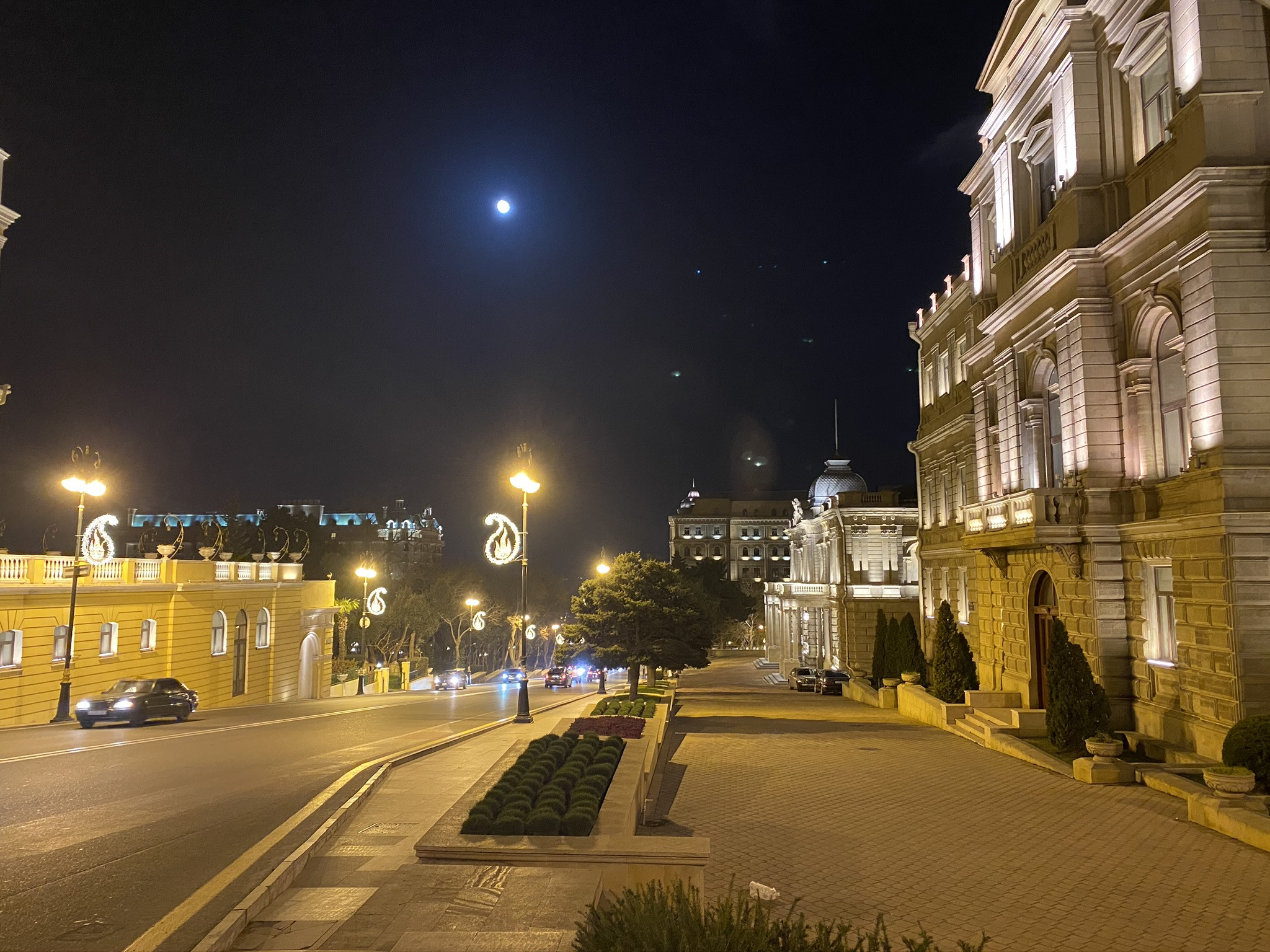 Ночной Баку возле Национального Музея Искусств – фотографии Азербайджана