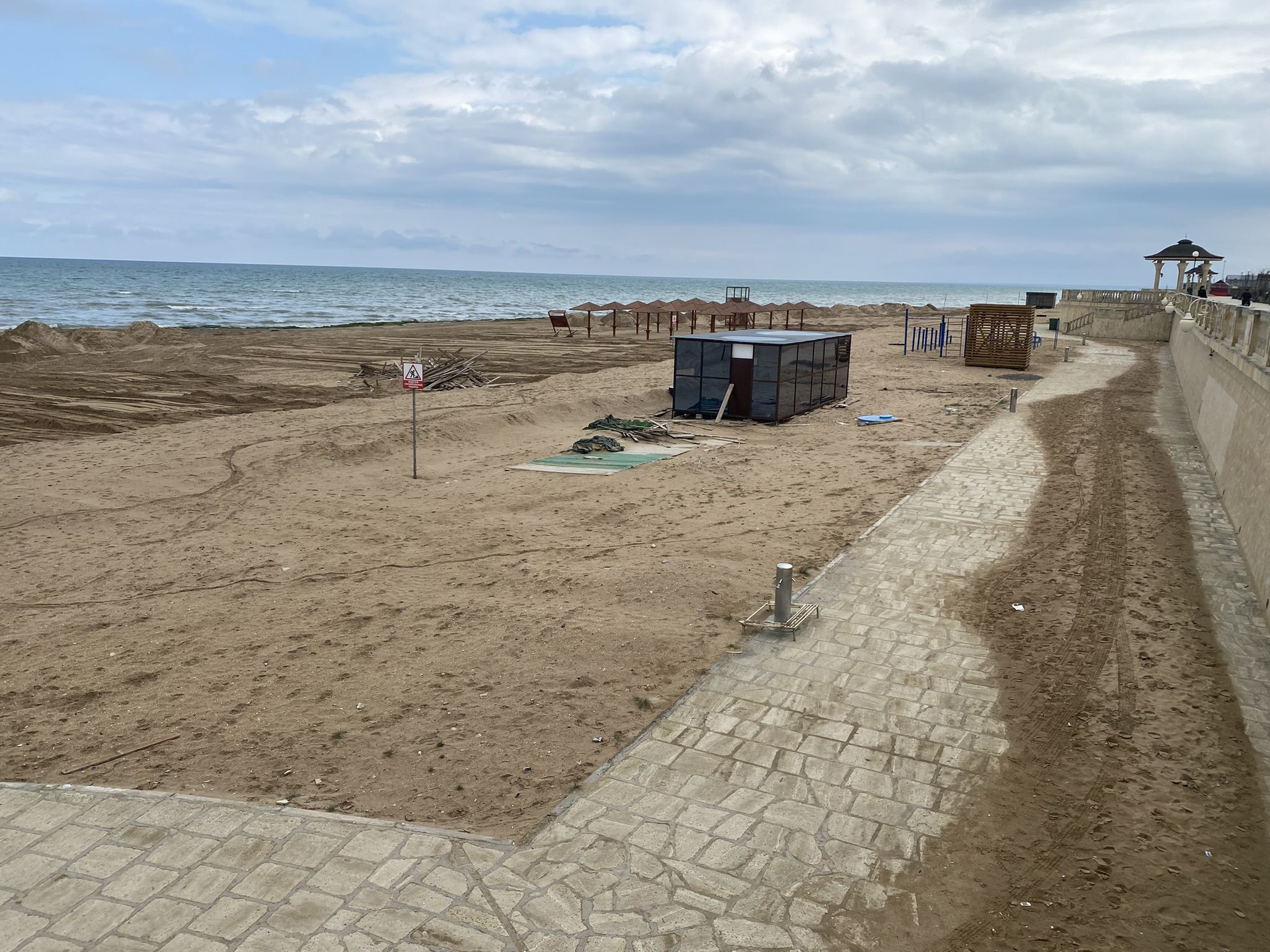 На пляже в Дербенте у Приморского парка – фотографии России