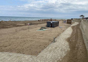 На пляже в Дербенте у Приморского парка – фотографии России