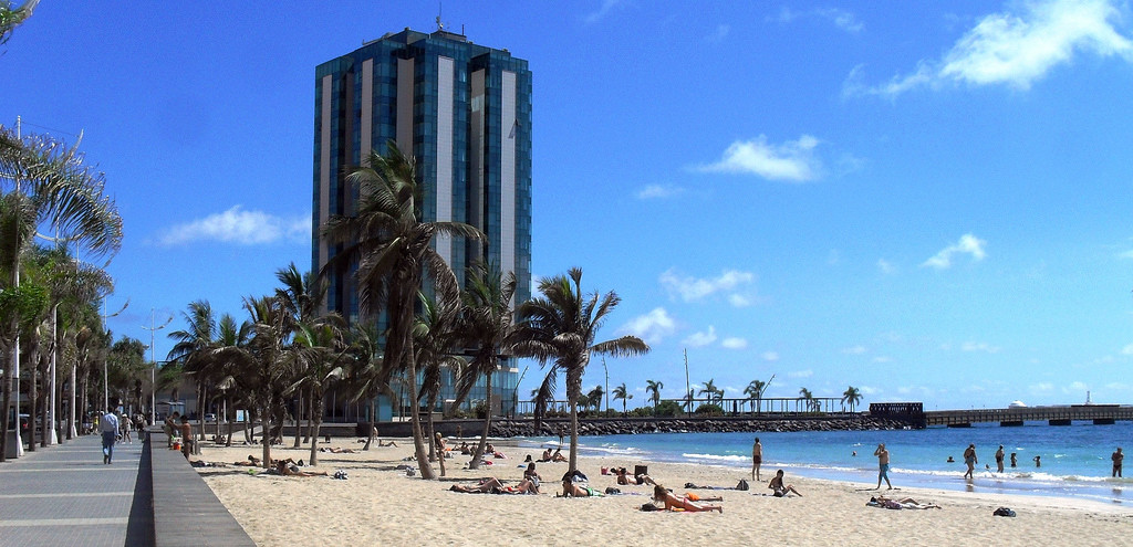 Главный городской пляж Арресифе - Playa del Reducto – фотографии Канарских островов