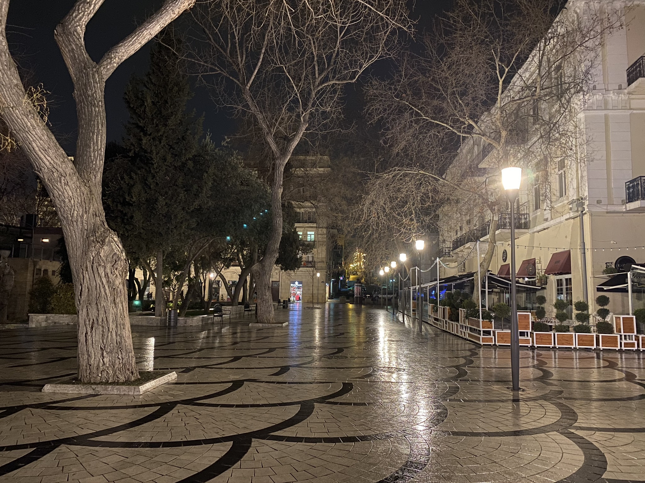 Пустынная площадь Фонтанов ночью, Баку – фотографии Азербайджана