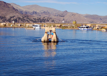 Лодки уросов на озере Титикака в Перу – фотографии Перу
