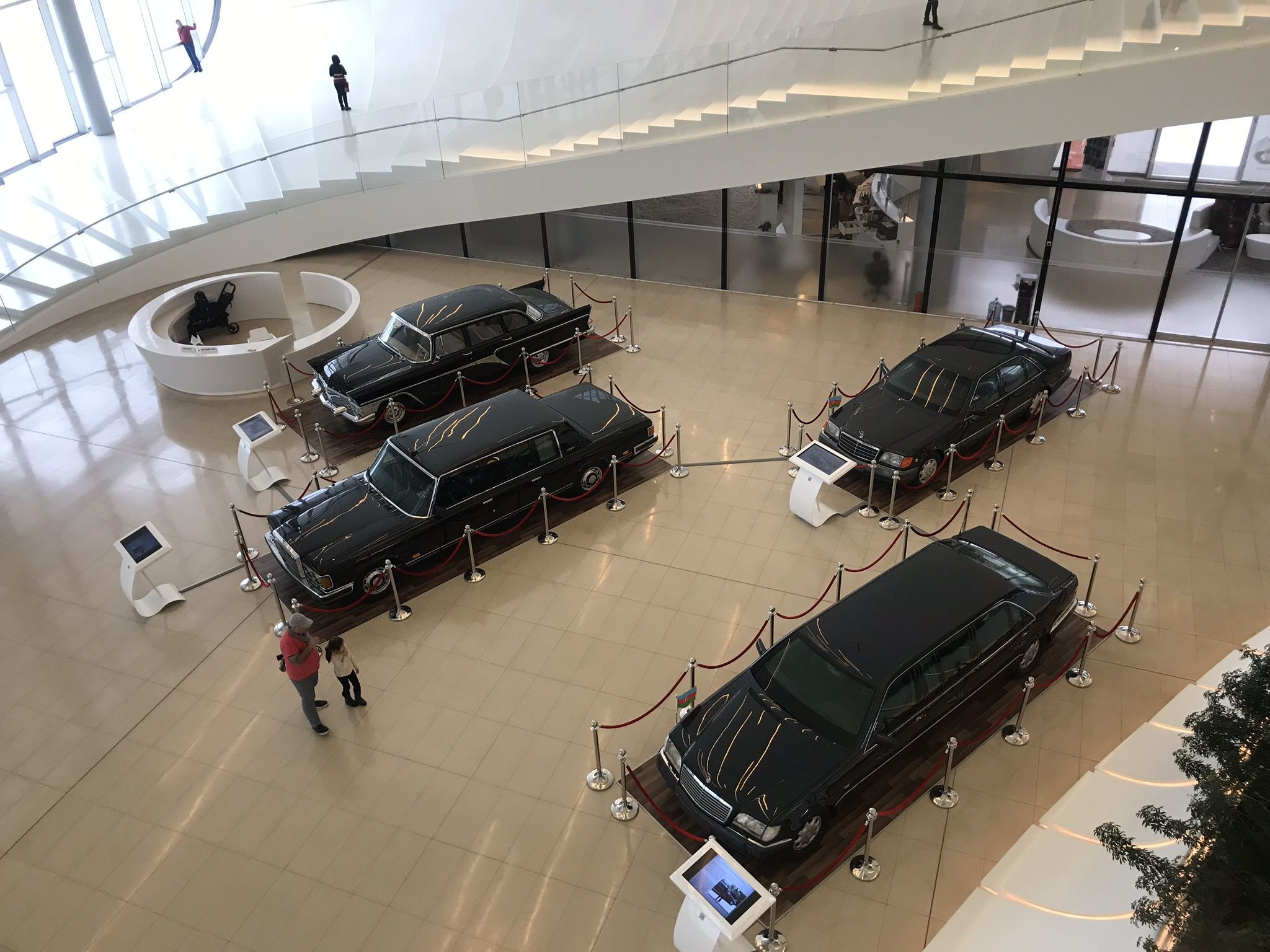 Выставка машин первых лиц Азербайджана в центре Гейдара Алиева, Баку – фотографии Азербайджана