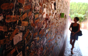 Можно написать послание прямо на специально отведённых для этого стенах двора Дома Джульетты – фотографии Италии