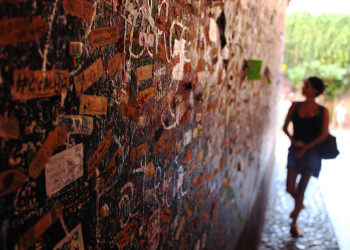 Можно написать послание прямо на специально отведённых для этого стенах двора Дома Джульетты – фотографии Италии