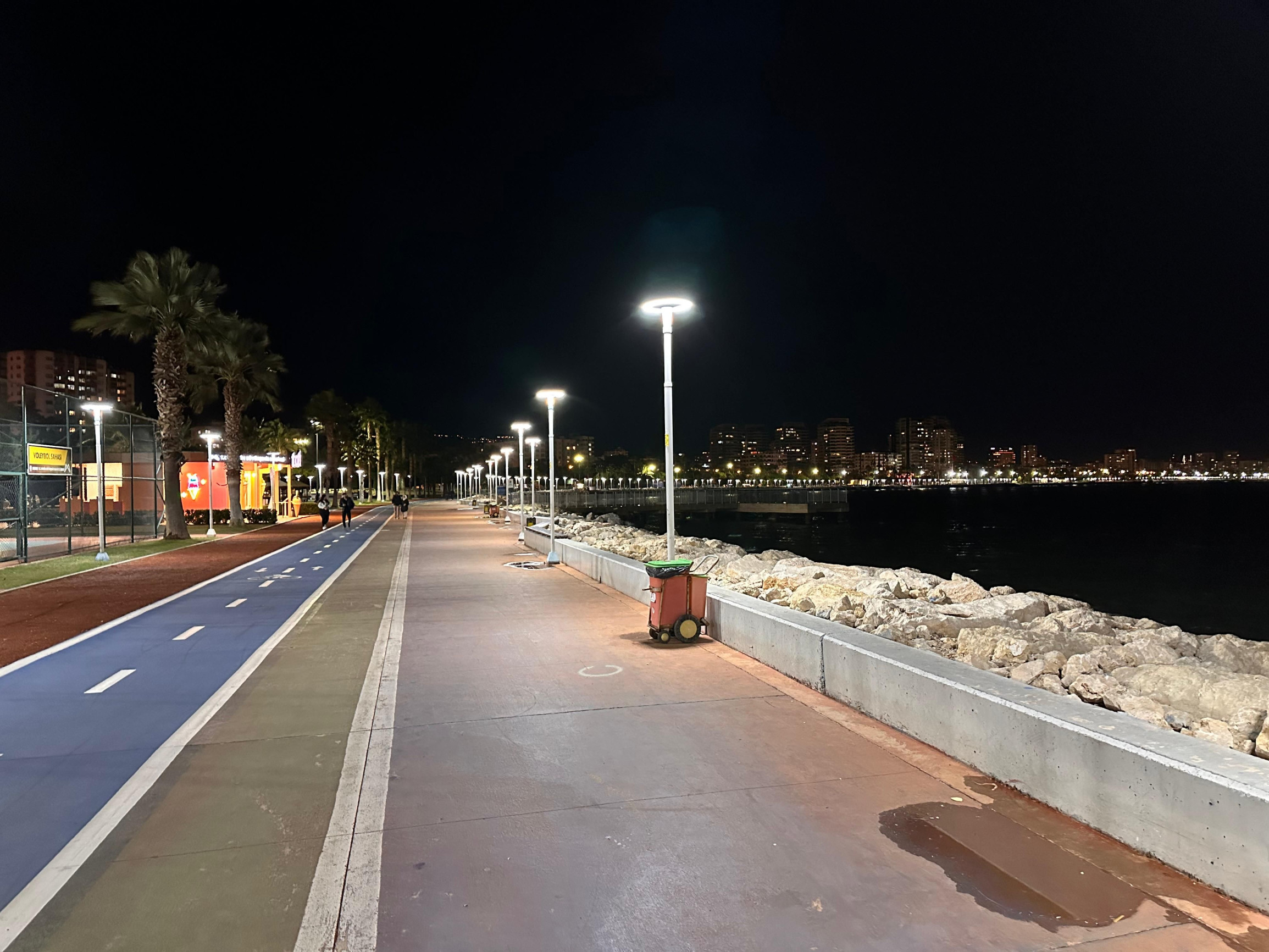 Набережная г. Мерсин вечером – фотографии Турции