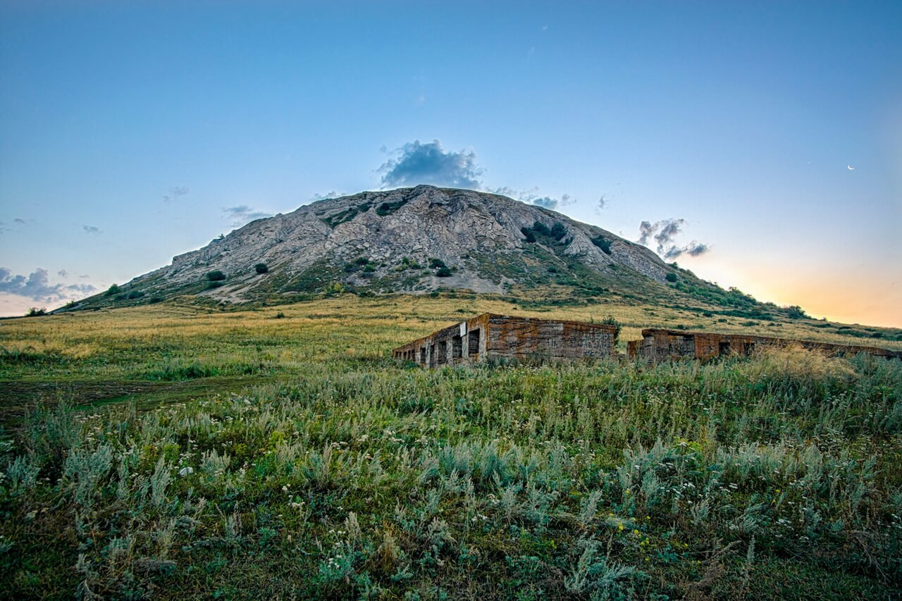Конусообразные три горы-одиночки, Башкирия, Россия – фотографии России
