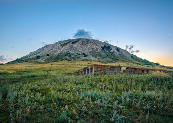 Конусообразные три горы-одиночки, Башкирия, Россия – фотографии России