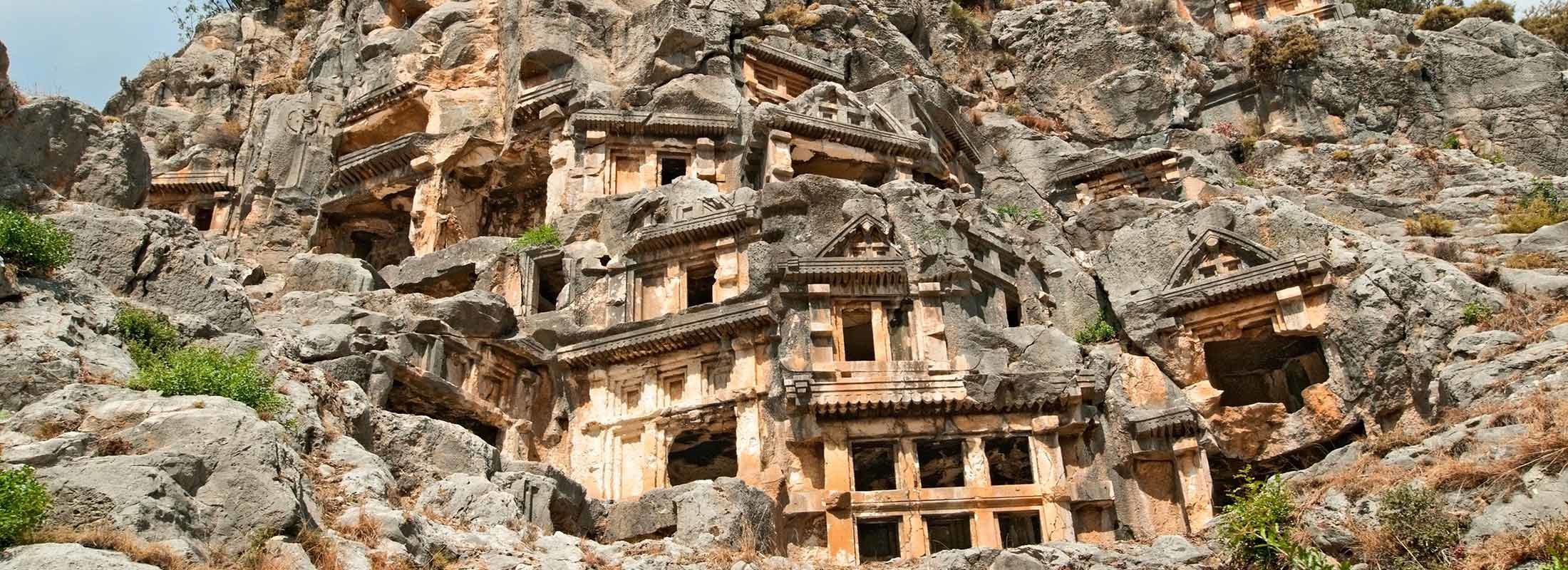 Скала-гробница в городе Мира (Myra) в Кемере, Турция – фотографии Турции