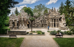 Почтальон выкладывал камень за камнем на протяжении долгих лет, скрепляя их известью, строя Дворец – фотографии Франции