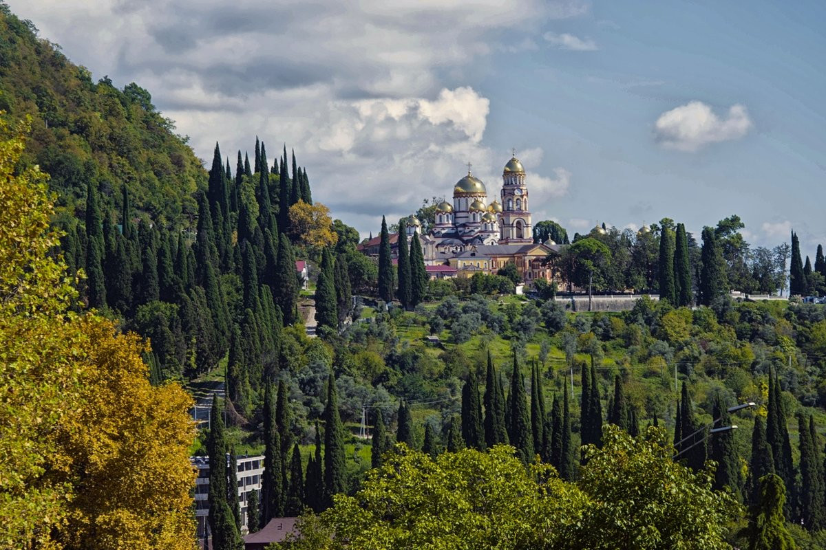 Вид на храм в высоты. Новый Афон – фотографии Абхазии