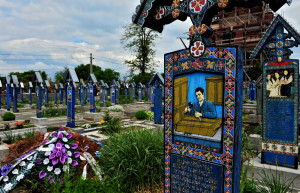 Кресты «Весёлого кладбище» - в основном, синие с другими яркими акцентами, показывают образ умершего – фотографии Румынии