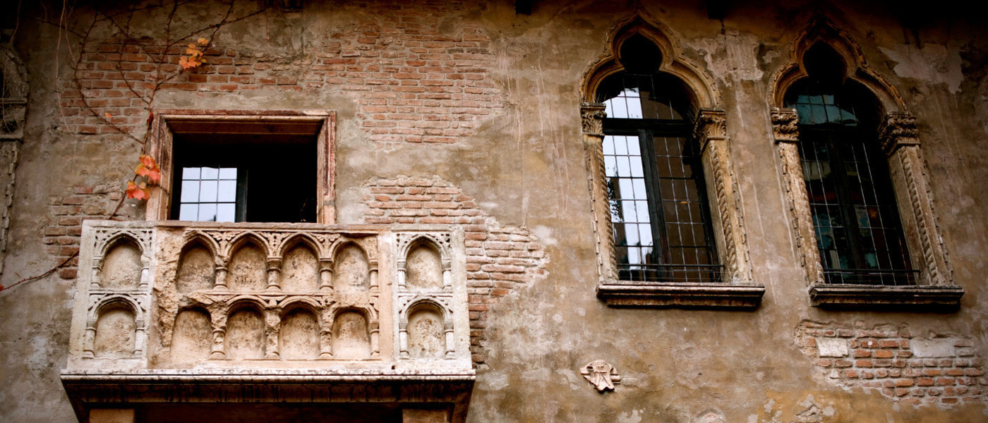 Семейный герб Дома Джульетты — шляпа над ключом – фотографии Италии