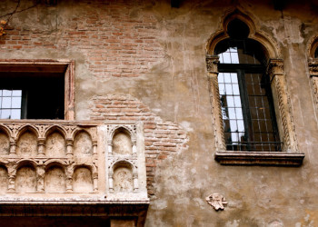 Семейный герб Дома Джульетты — шляпа над ключом – фотографии Италии