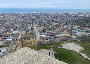 Дербентская крепость Нарын-кала, вид на город и море – фотографии России
