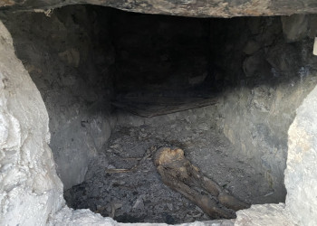 Мумифицированный человек в склепе города мёртвых Даргавс, Осетия – фотографии России