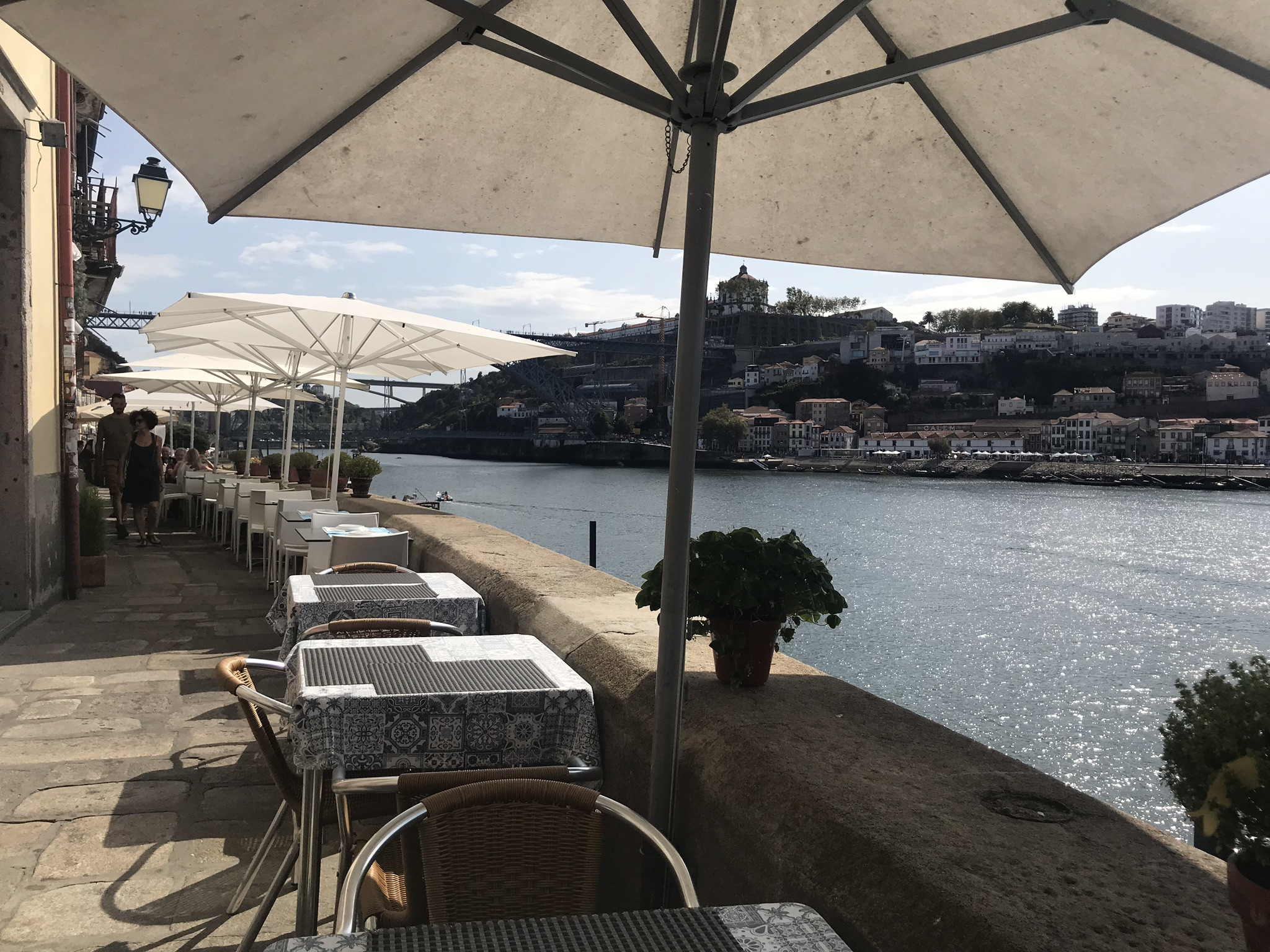 Вид с ресторана на набережной исторического центра, Порту – фотографии Португалии