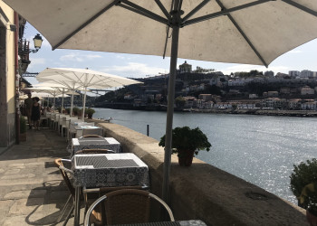 Вид с ресторана на набережной исторического центра, Порту – фотографии Португалии