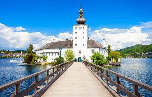 Мост к замку Орт. Аттерзее озеро. Австрия – фотографии Австрии
