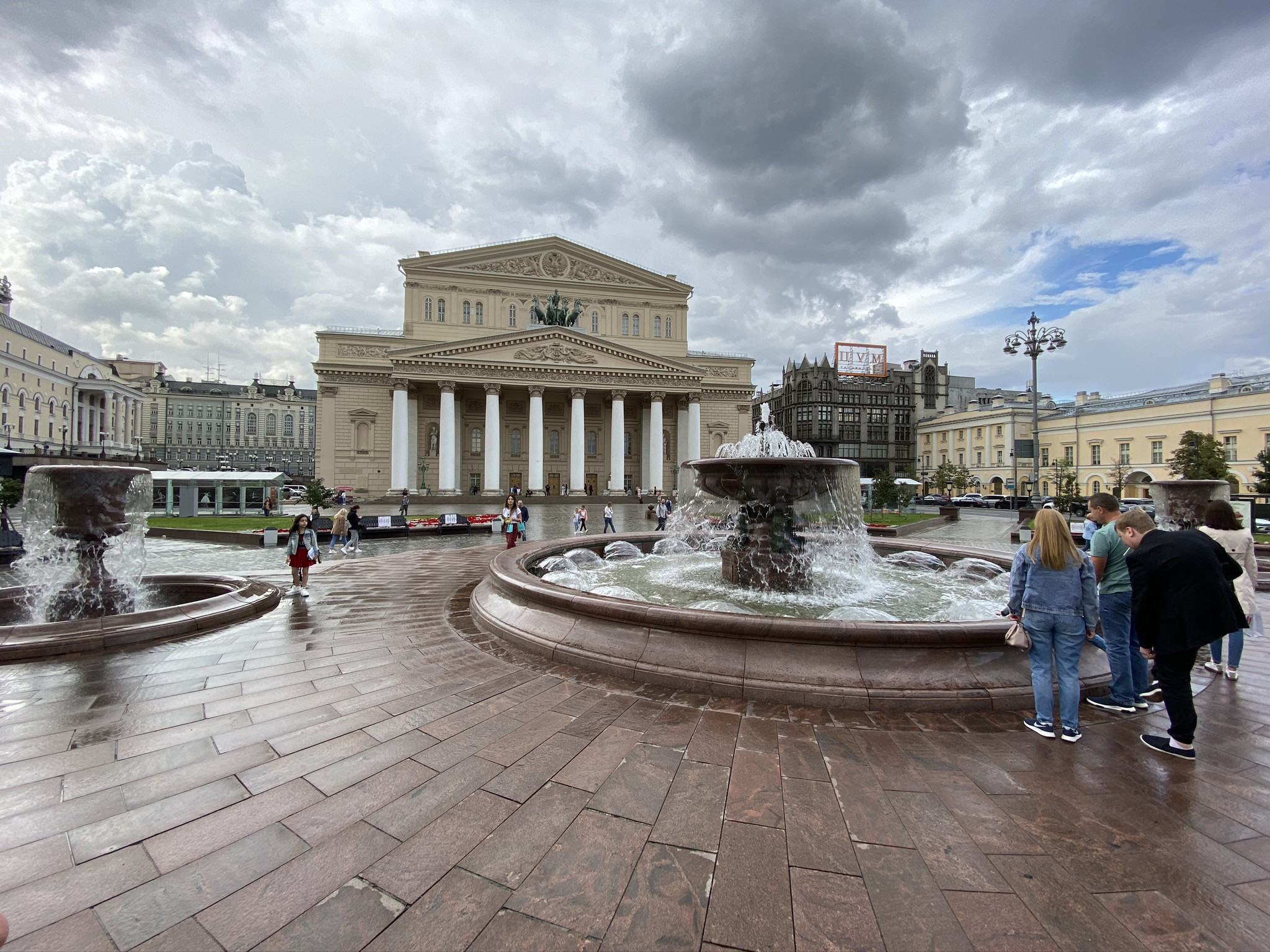 Фонтаны возле Большого театра в Москве – фотографии России