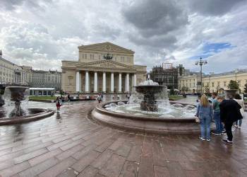 Фонтаны возле Большого театра в Москве – фотографии России