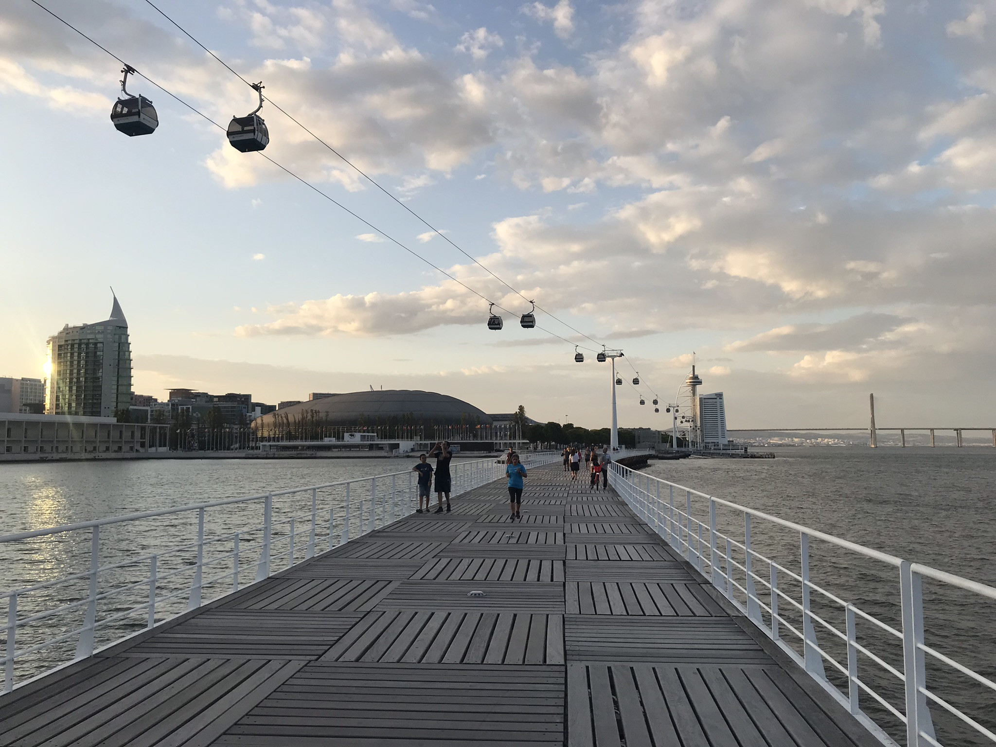 Набережная и фуникулёр у Лиссабонского океанариума – фотографии Португалии