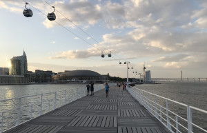 Набережная и фуникулёр у Лиссабонского океанариума – фотографии Португалии