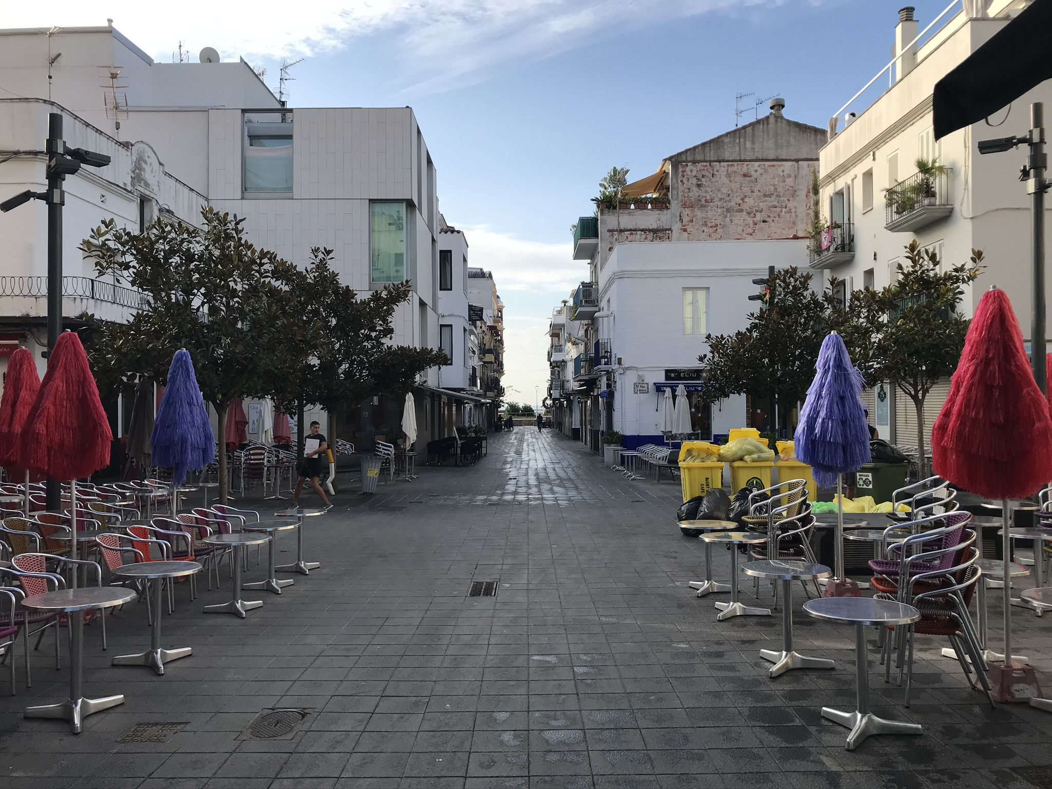 Самый центр ночной тусовки Ситжеса рано утром – фотографии Испании