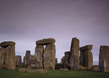 Загадочный Стоунхендж (Stonehenge) в Эймсбери, Великобритания – фотографии Великобритании