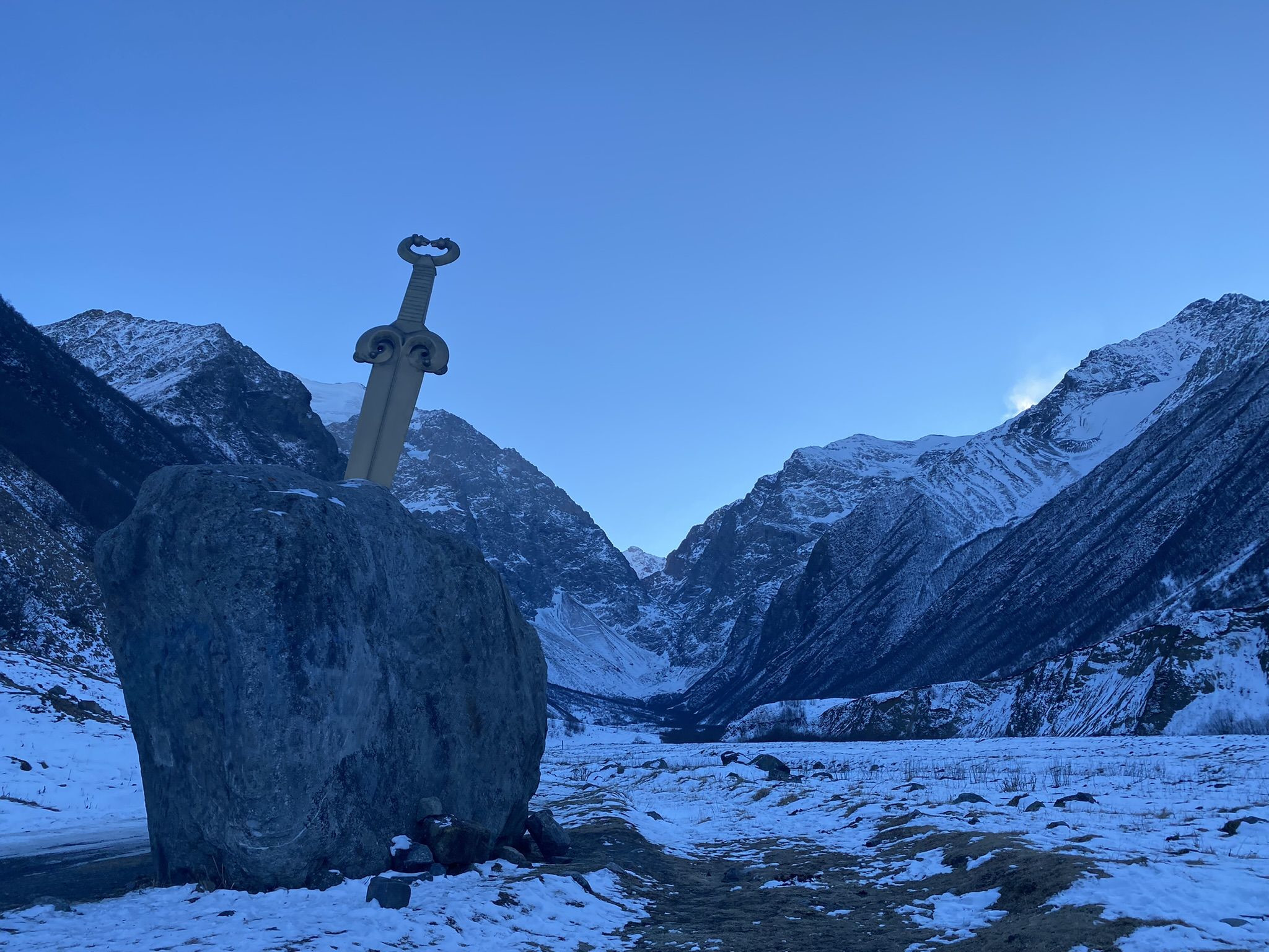 Камень с мечом почти у самой границы с Грузией на реке Мидаграбиндон – фотографии России