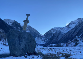 Камень с мечом почти у самой границы с Грузией на реке Мидаграбиндон – фотографии России