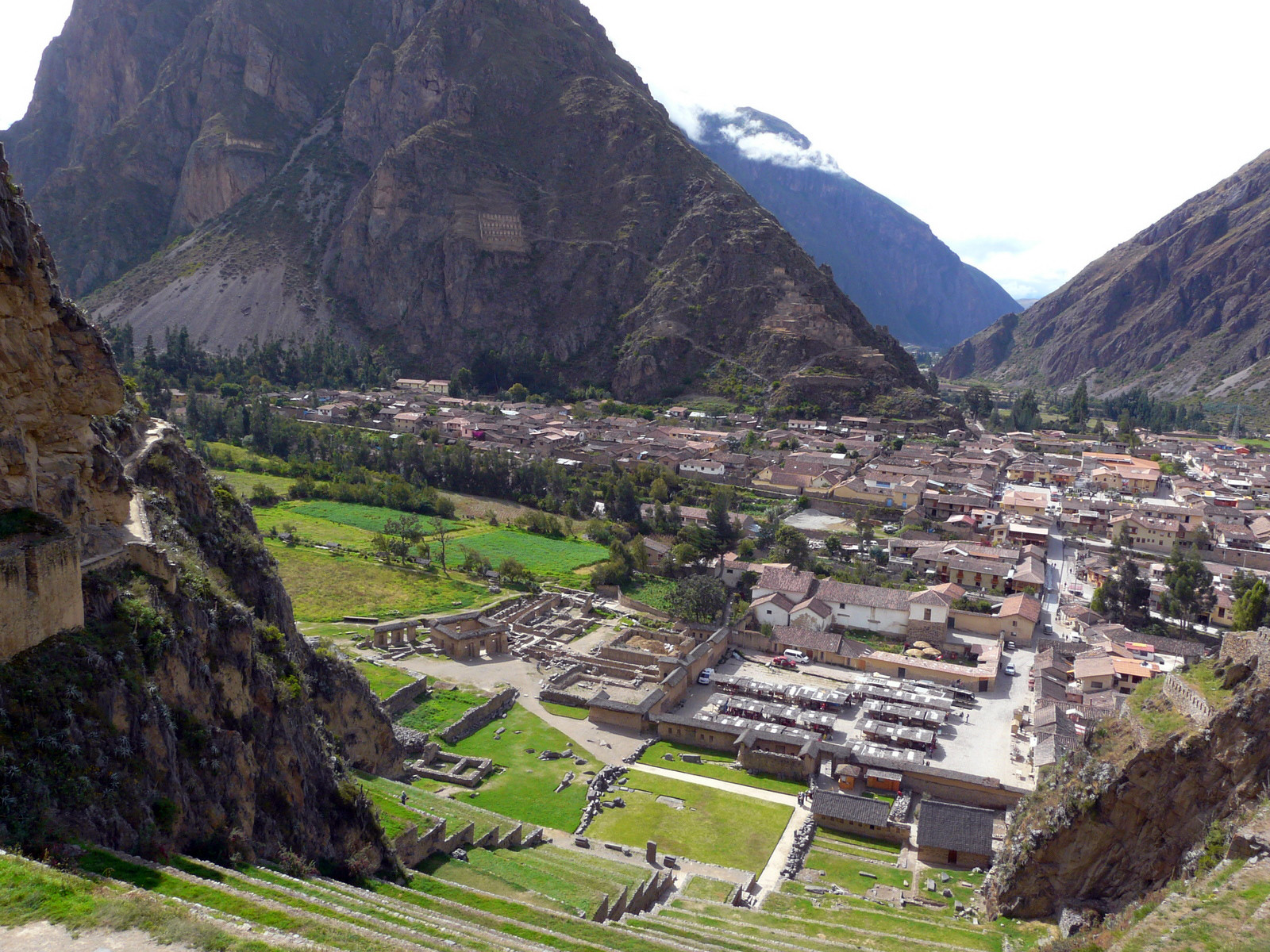 В центре крутого склона горы виднеются Зернохранилища – фотографии Перу